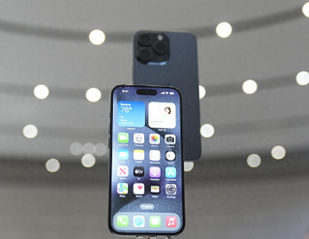 新兴Apple维修站分享买iPhone15还是华为Mate60 