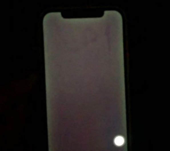 新兴苹果手机维修分享苹果客服回应 iPhone 12 屏幕“发绿”问题 